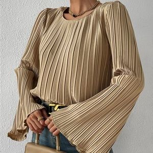 SHEIN Privé Solid Pleated Bell Sleeve
Blouse